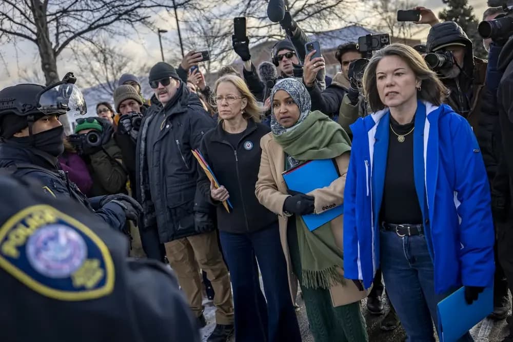إلهان عمر: ترامب مهووس بي! (فيديو)