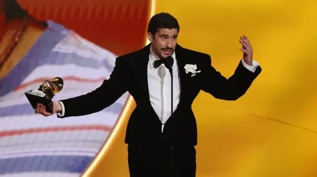 "الأرنب المشاغب" الذي أغضب ترامب يحقّق فوزاً تاريخياً في الغرامي