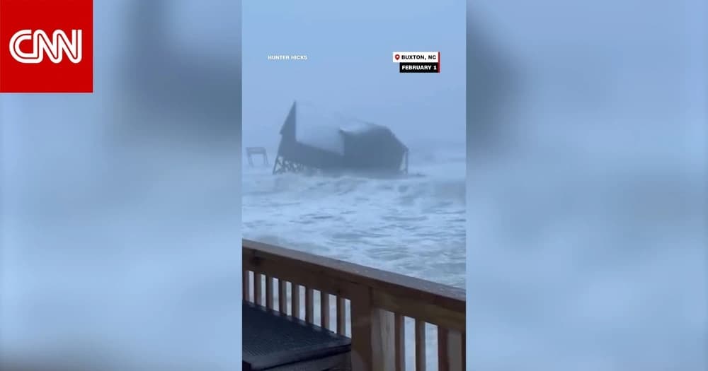 كاميرا ترصد انهيار منزل في المحيط الأطلسي إثر "إعصار القنبلة".. إليكم ما حدث