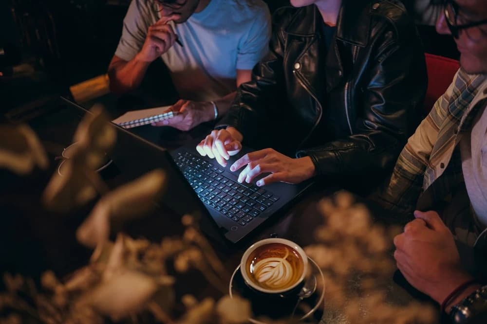 ما هو مفهوم "ليلة الأعمال الإدارية" الرائج ولِمَ ينعكس إيجابًا على العلاقات؟