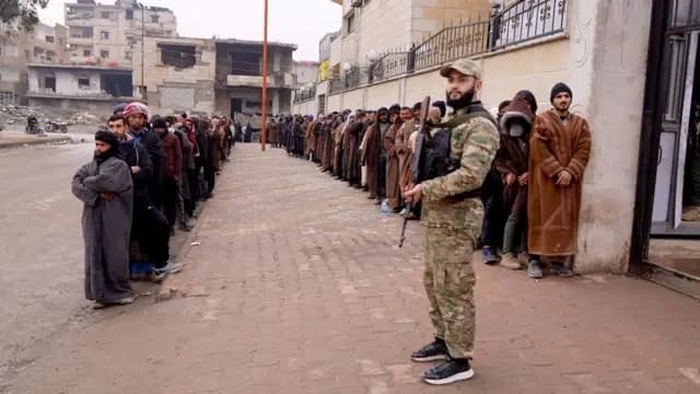 آلاف المقاتلين السابقين في "قسد" يسلمون أسلحتهم للحكومة السورية الانتقالية