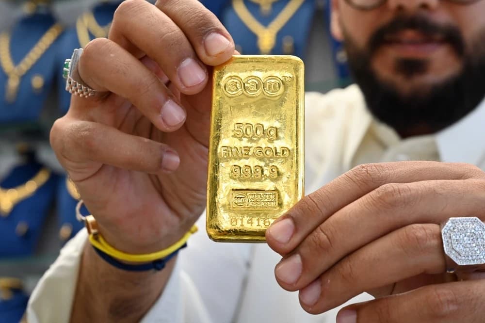 الذهب يتراجع عن حاجز 5000 دولار للأونصة