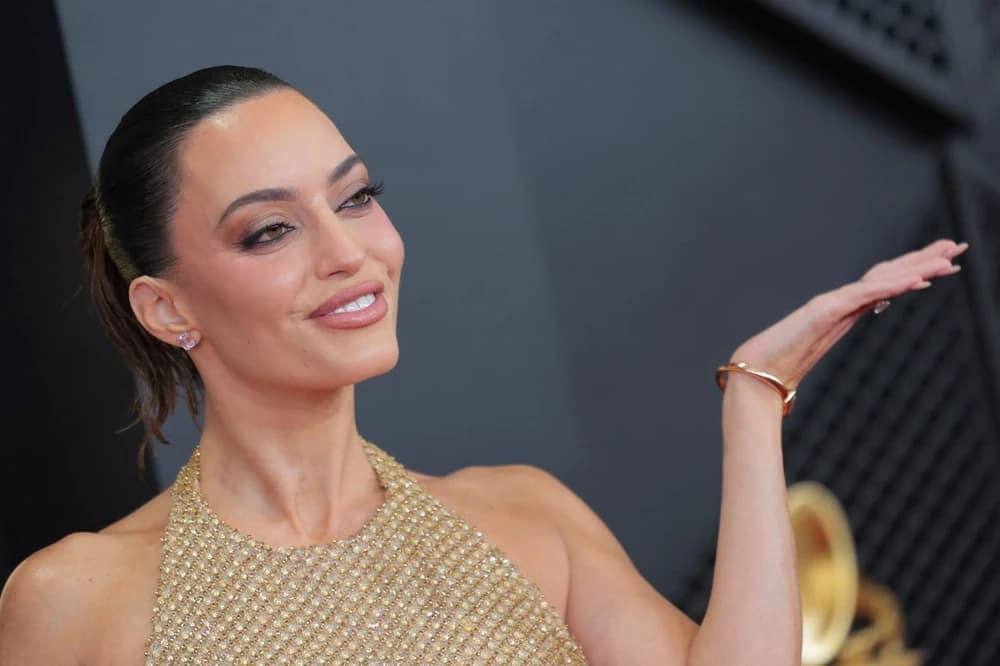 كارن وازن تتألق بإطلالة ذهبيّة على السجادة الحمراء في حفل جوائز غرامي